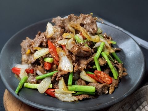 Острые кусочки говядины с луком