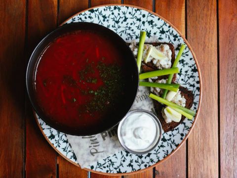 Борщ с бородинским хлебом и салом