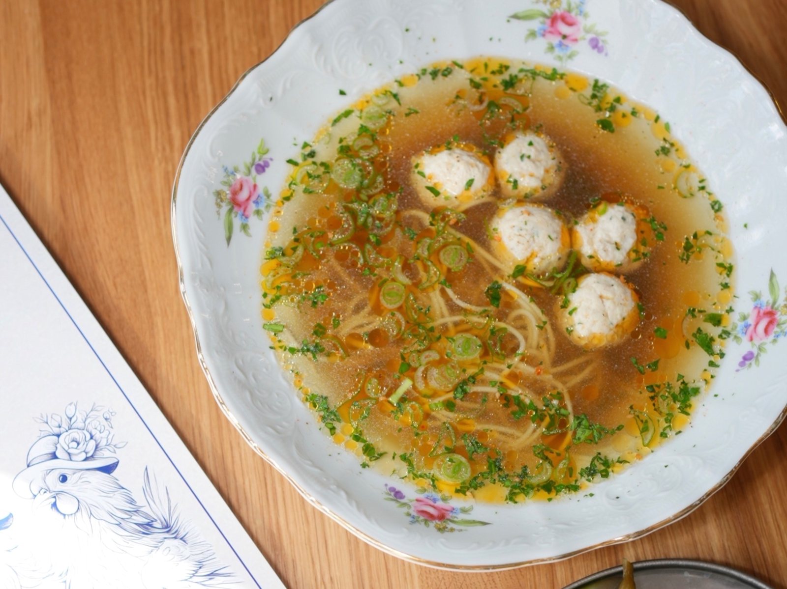 Куриный бульон с чикен-боллами и лапшой